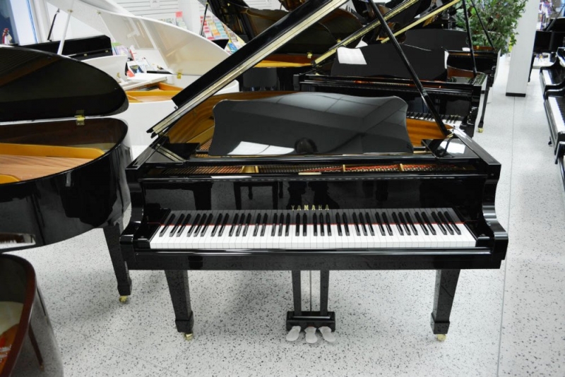 Yamaha C2 Grand Piano - Ebony Polish (used)