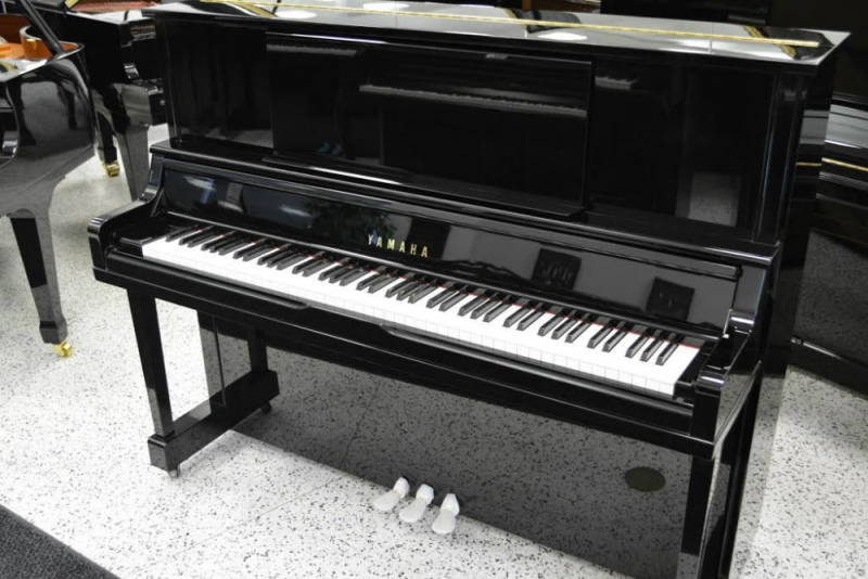 Yamaha UX10 Upright Piano (used)