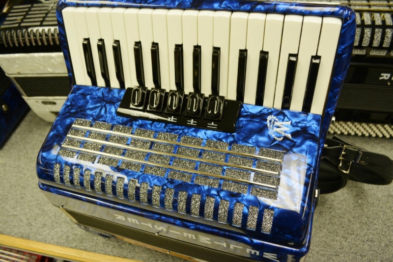 Weltmeister Kristall Piano Accordion 60 Bass Blue