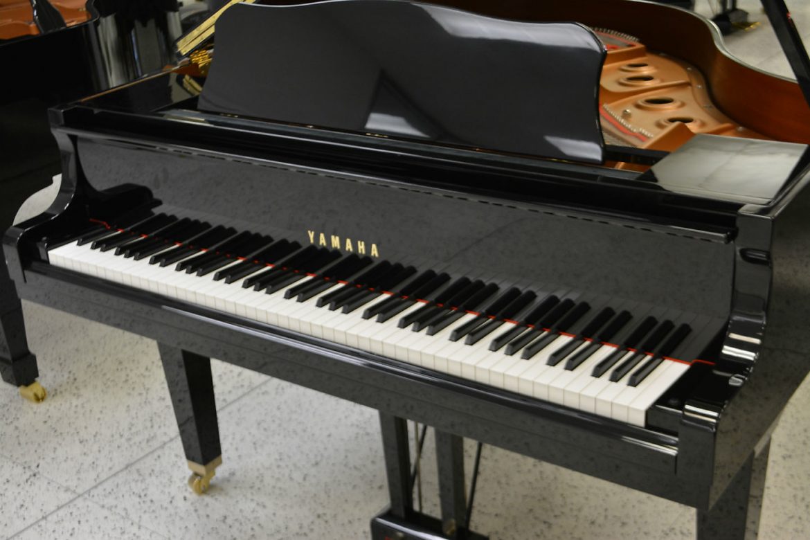 YAMAHA GB1 BABY GRAND - LIKE NEW CONDITION RICH - FREE PROJECTING SOUND