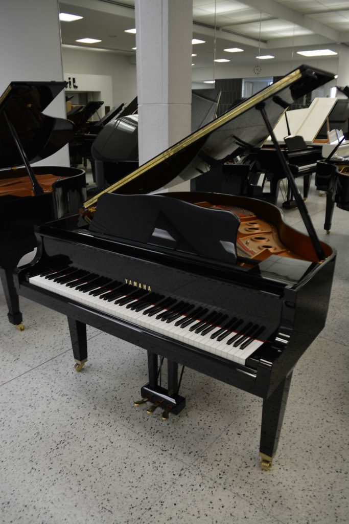 YAMAHA GB1 BABY GRAND - LIKE NEW CONDITION RICH - FREE PROJECTING SOUND