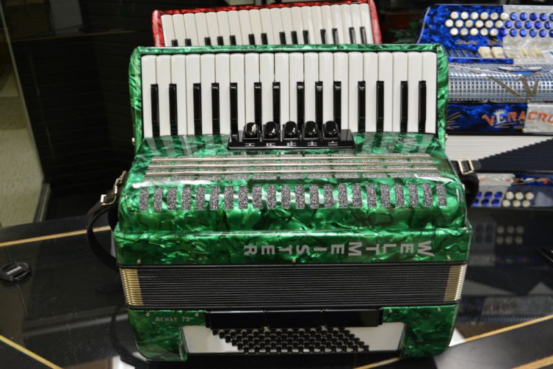 Weltmeister Achat 72 Bass Piano Accordion Green