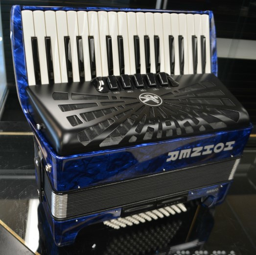 Hohner Bravo III 72 Bass Piano Accordion Blue