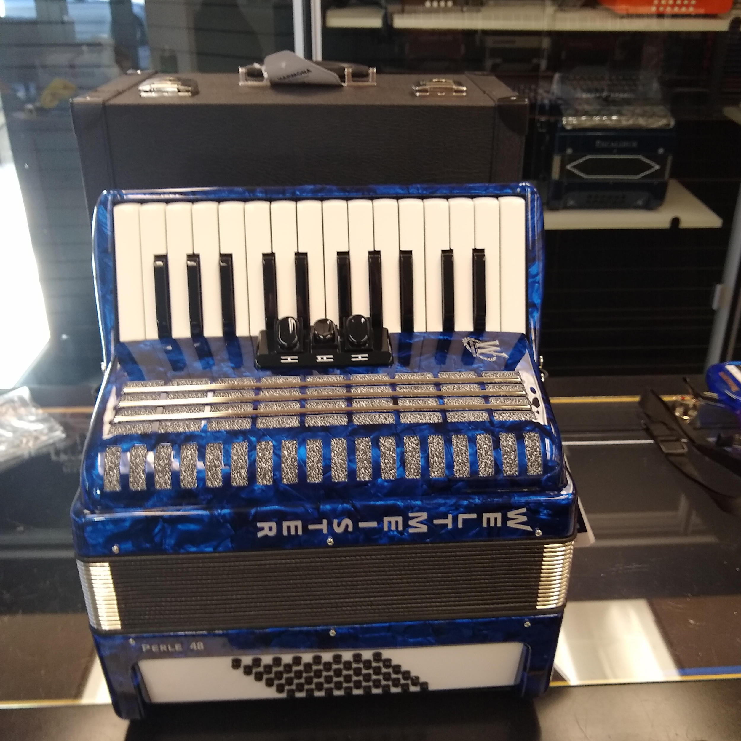 Weltmeister Perle 48 Bass Piano Accordion Blue