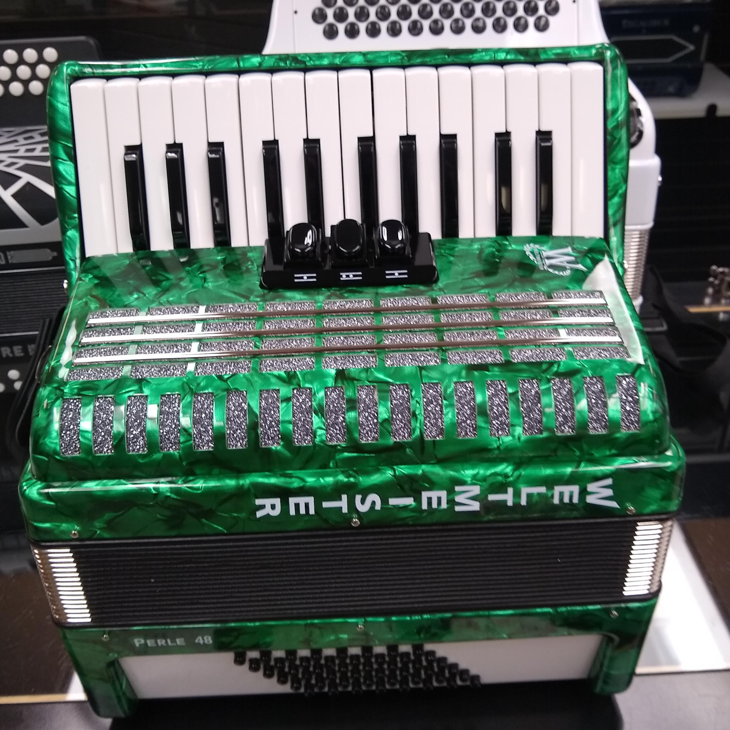 Weltmeister Perle 48 Bass Piano Accordion Green
