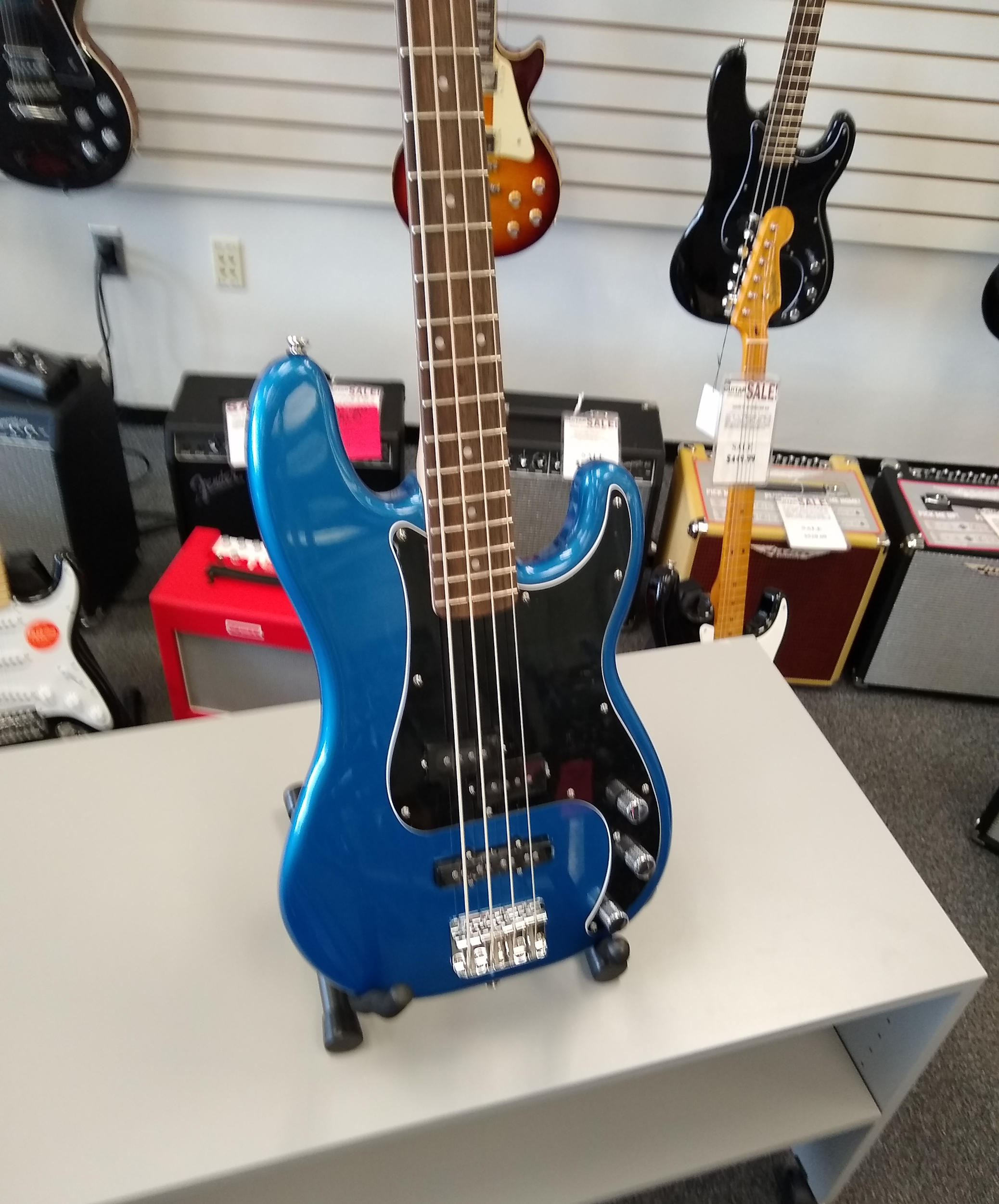 Squier Affinity P Bass Lake Placid Blue