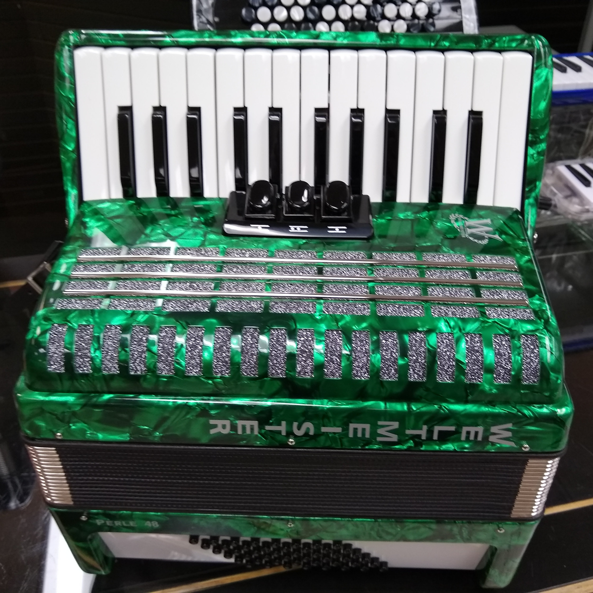Weltmeister Perle 48 Bass Piano Accordion Forest Green