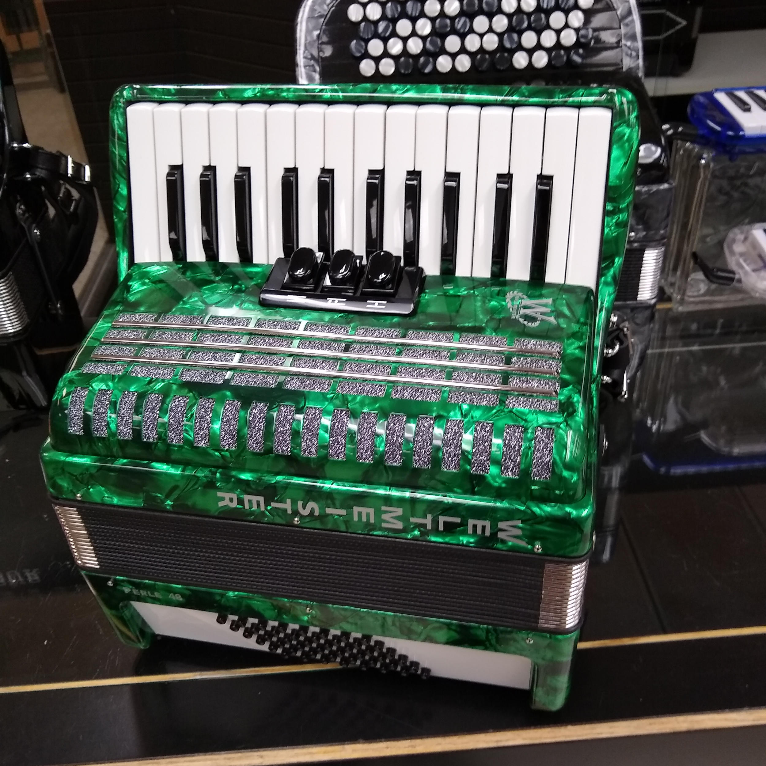 Weltmeister Perle 48 Bass Piano Accordion Forest Green